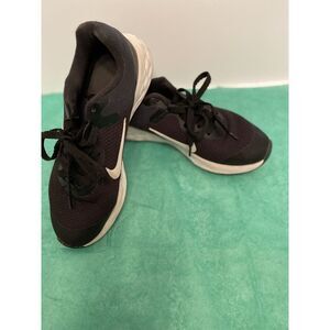 Nike running‎ shoe youth size 5Y black-and-white very clean